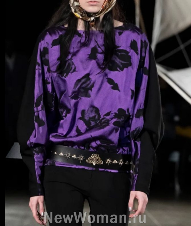 блузка из шелка сиреневого цвета с цветочным рисунком черного цвета, вырез горловины лодочка, длинные рукава