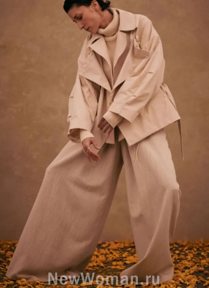 элегантный женский осенний образ 2024 года - брючный костюм из бежевой плащевки
