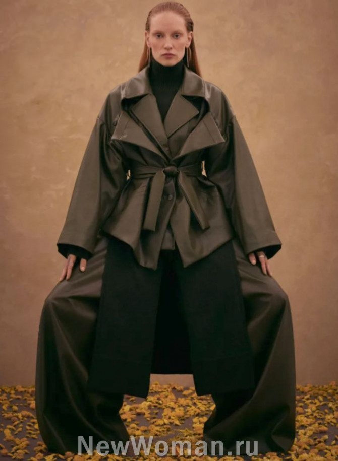 женская куртка серо-коричневого цвета на осень 2024 года с двухслойным дизайном воротника и лацканов, талия подчеркнута поясом