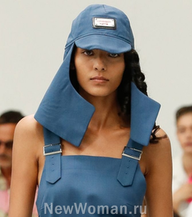 модные головные уборы для женщин тренды 2024 года, тканевый шлем-буденовка пыльно-голубого цвета