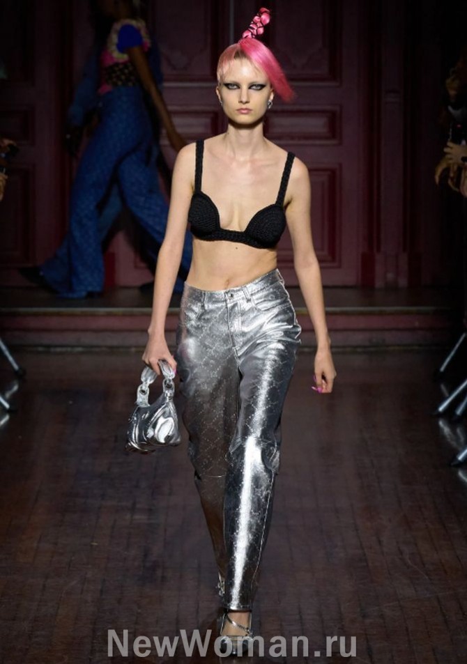 женские брюки металлика серебро со средней посадкой и узкими штанинами, летние брюки 2024 года с черным топом-бралет