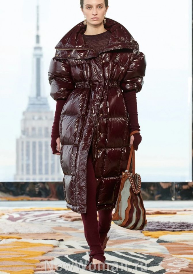 модные женские пальто-пуховики 2024 года из плащевки с глянцевым блеском, пуховик миди с короткими рукавами темно-бордового цвета