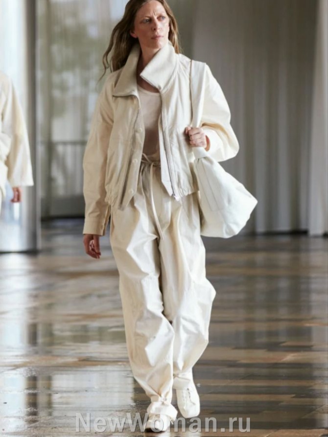 свежий женский уличный образ в молочно-белой цветовой гамме с короткой курткой прямого силуэта