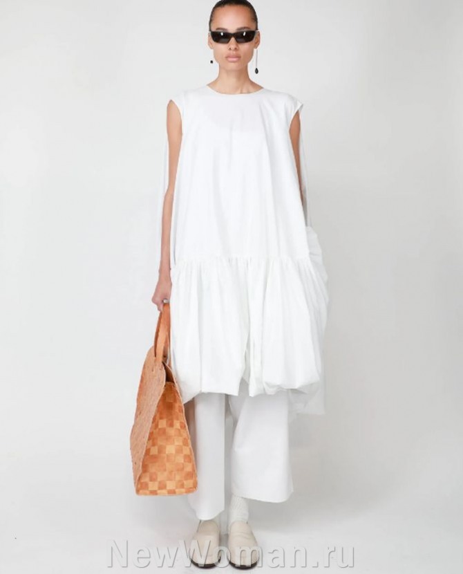 женская летняя мода 2024 - платье-туника белого цвета