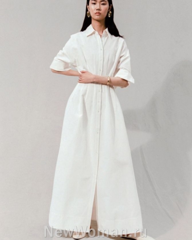 Платье-рубашка макси белого цвета приталенного силуэта.