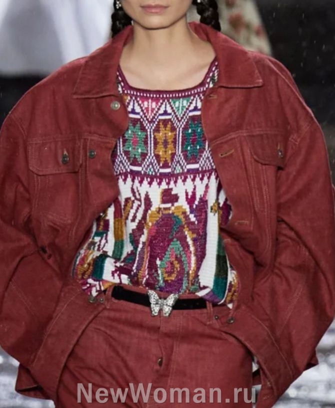 блузка без воротника с этническим принтом - яркая многоцветная в ансамбле с джинсовым терракотовым костюмом - мода на женскую одежду 2024 года, фото с подиума, Париж