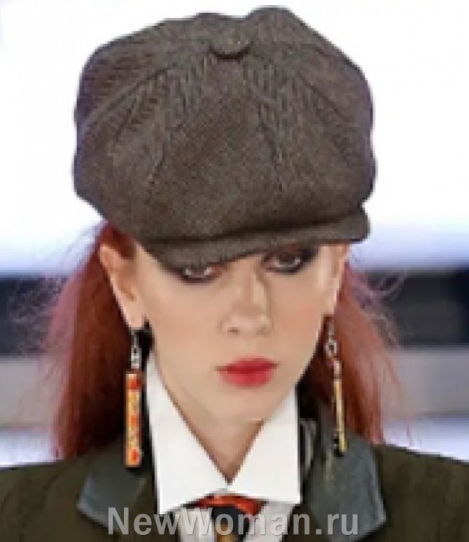 шерстяная женская кепка в британском стиле с наплывом на козырек и из восьми клиньев с пуговкой на затылке