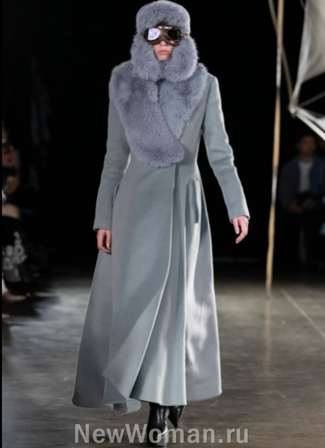 женское зимнее длинное пальто мидакси серого цвета приталенного силуэта с большим меховым воротником.