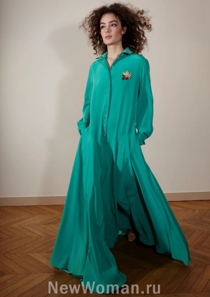 зеленое платье макси длины с длинными рукавами