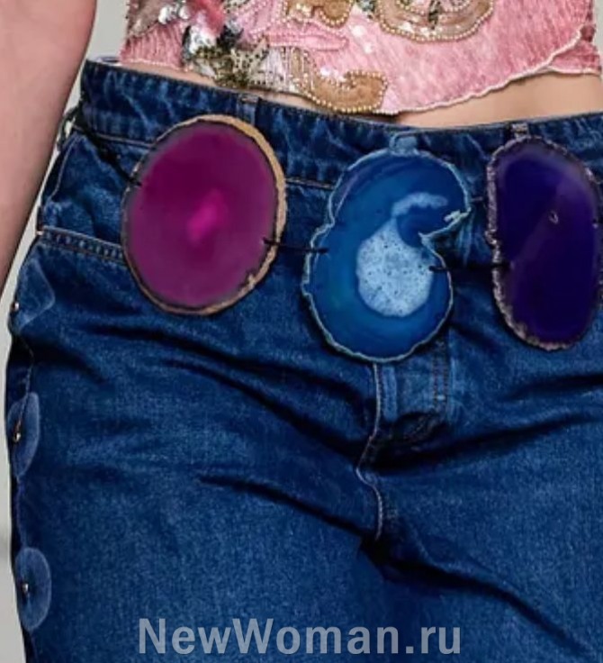 женские брюки 2024 года и модный декор - разноцветные деревянные диски, прикрепленные к шлевкам на поясе джинсов
