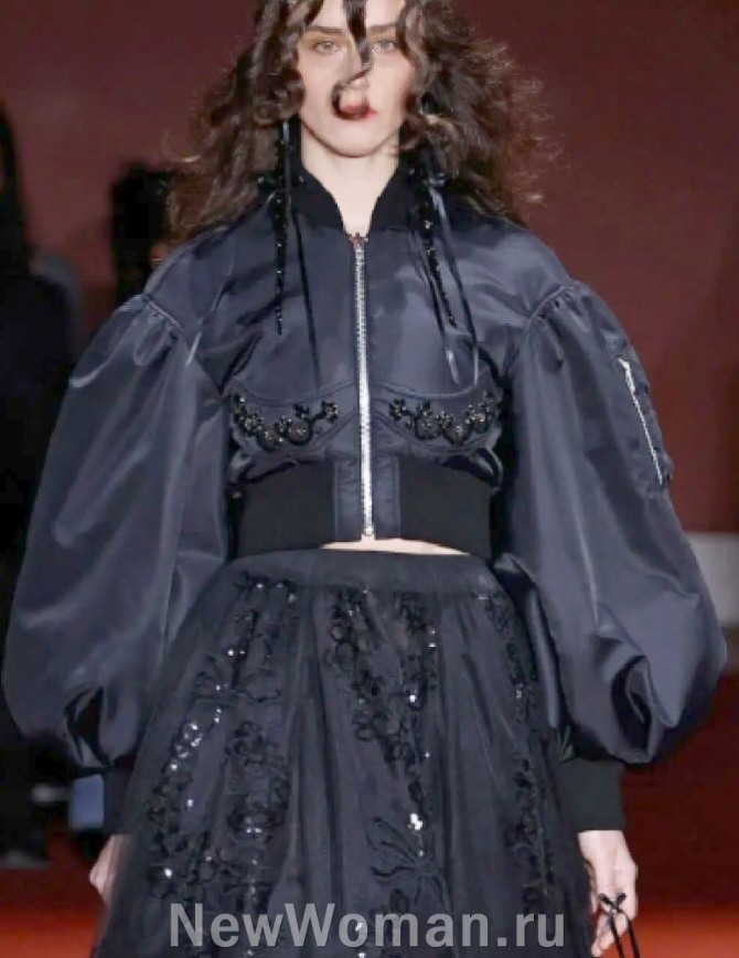 женская укороченная куртка-бомбер из черного сатина - с вышивкой, с опущенной линией плеч