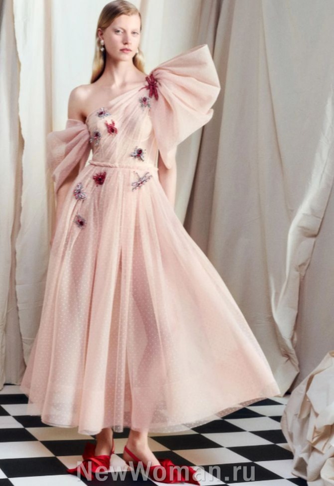 красивые выпускные платья 2024 года, полкпрозрачное платье с асимметричными плечами и короткими рукавами-буфами нежно-розового цвета из сетки