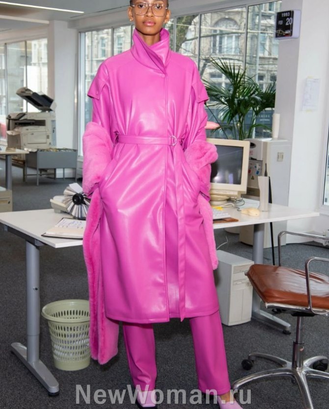 ярко-розовый женский плащ миди с поясом и стоячим воротником - мода 2024 года из Лондона