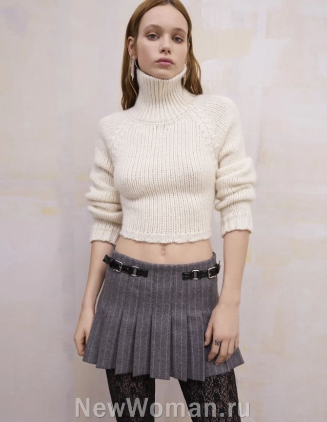 мини-юбка в складку со светлым вязаным свитером