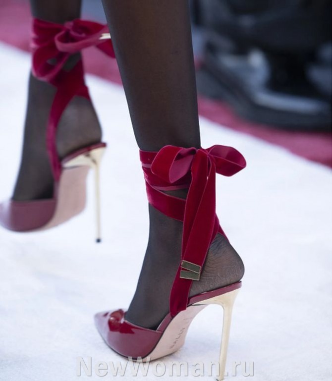 самые модные вечерние женские туфли 2024 года - красные лаковые мюли на шпильке с ленточными завязками и бантом на щиколотке 