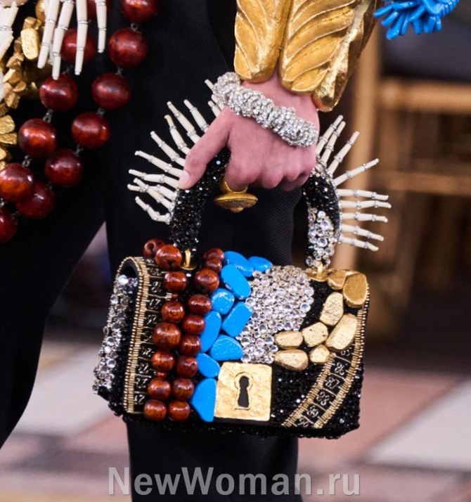 Женская сумка-флэп на толстой ручке, декорированная деревянными бусами, плоскими крашеными камешками и ограненными прозрачными камешками