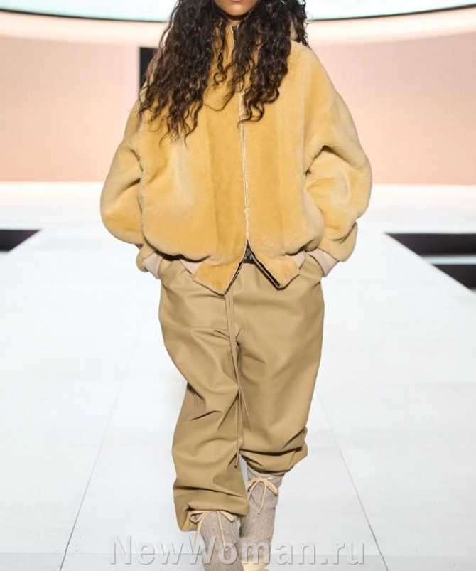стильный зимний образ 2024 для девушек и женщин, брюки из плотного хлопка, плюшевая куртка и вязаные сапоги