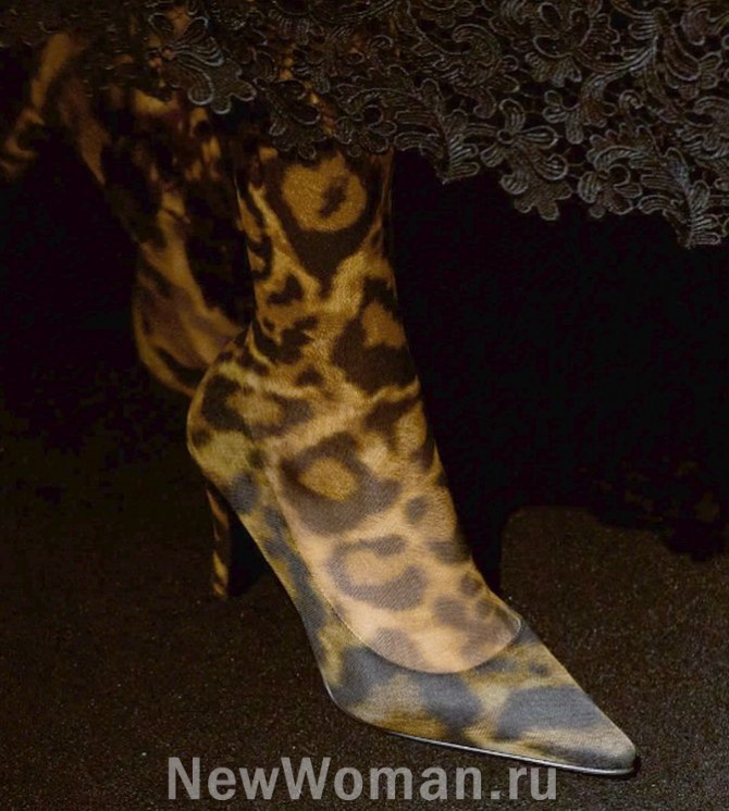 женские туфли-лодочки 2024 с леопардовым принтом и чулками с той же раскраской - высокая мода от кутюр - Jean Paul Gaultier (Жан-Поль Готье), Fall 2023 Couture Collection, Франция