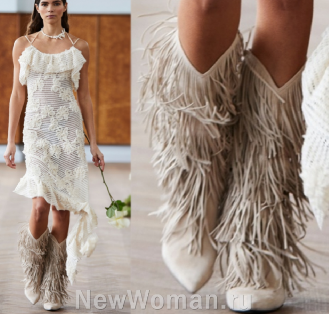 женские сапоги в стиле бохо, женская обувь с бахромой 2024, белые сапоги у летнему платью на бретелях