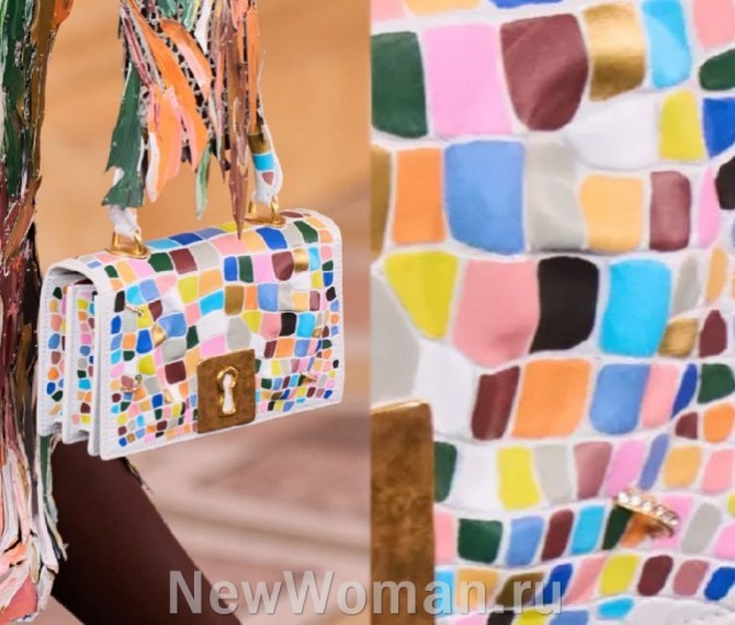 летняя сумка 2024 с цветной мозаикой и тиснением на белом фоне