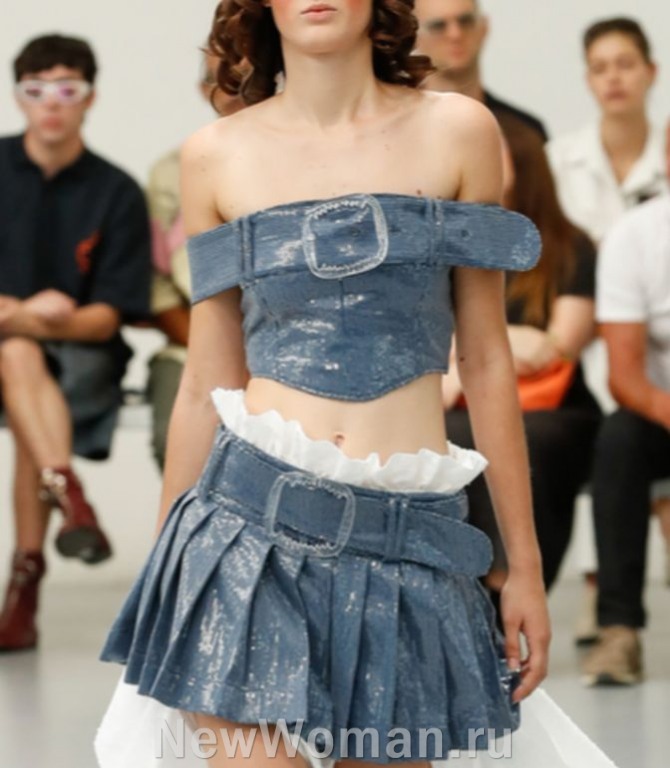 летняя мода 2024 для девушек-подростков, джинсовый костюм топ с мини-юбкой, акцент - на широкие пояса с пряжками