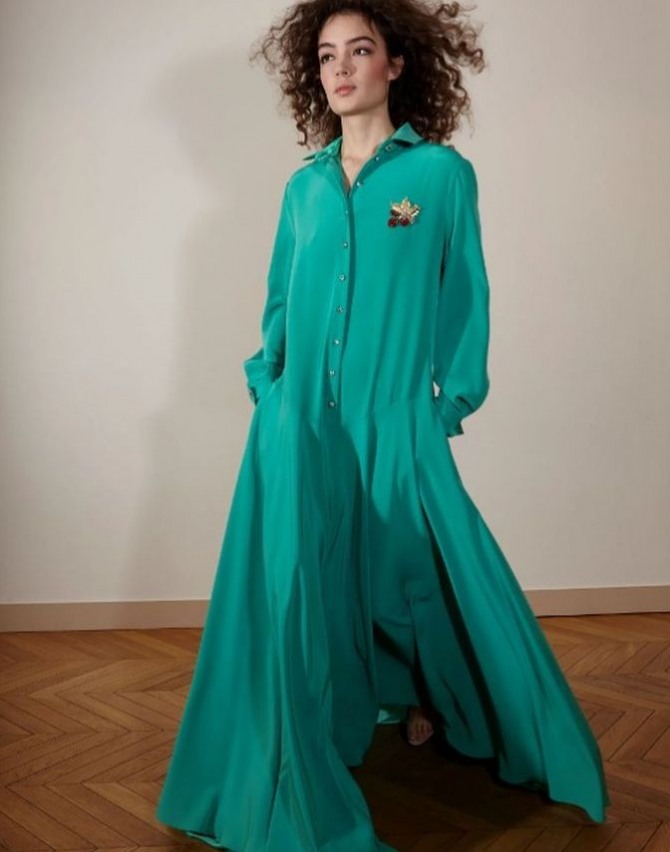 вечернее платье-рубашка макси длины в зеленой цветовой гамме с брошью