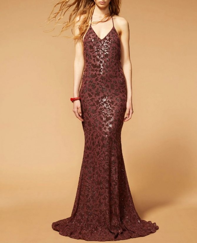модное новогоднее платье 2024 коричневого цвета с блестками приталенный силуэт фасон русалка на тонких бретелях