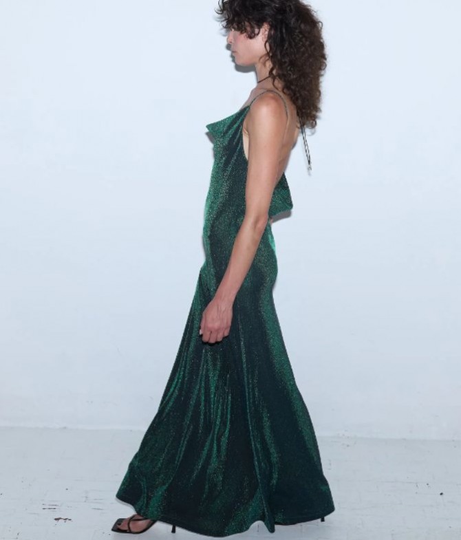 зеленое блестящее новогоднее платье 2024 с черными босоножками, открытая спина, волан по верхнему краю, тонкие бретели, расклешенная юбка