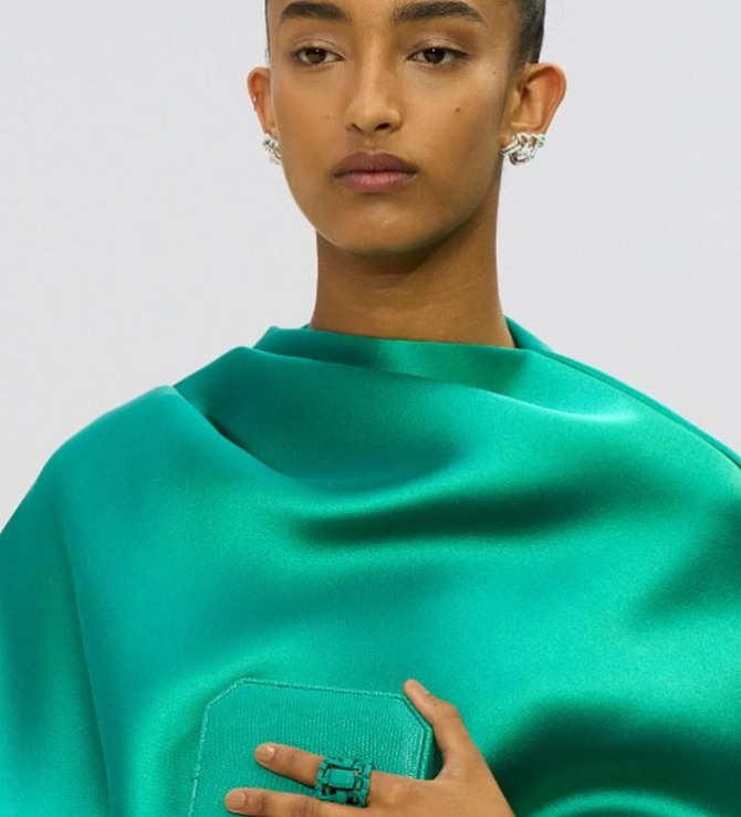 металлические модные серьги к шелковому зеленому новогоднему платью