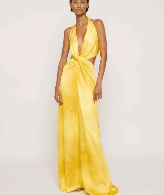 желтое вечернее новогоднее платье 2024 с обнаженными руками, вырезами по бокам, скручивание ткани и узлы с драпировкой на талии