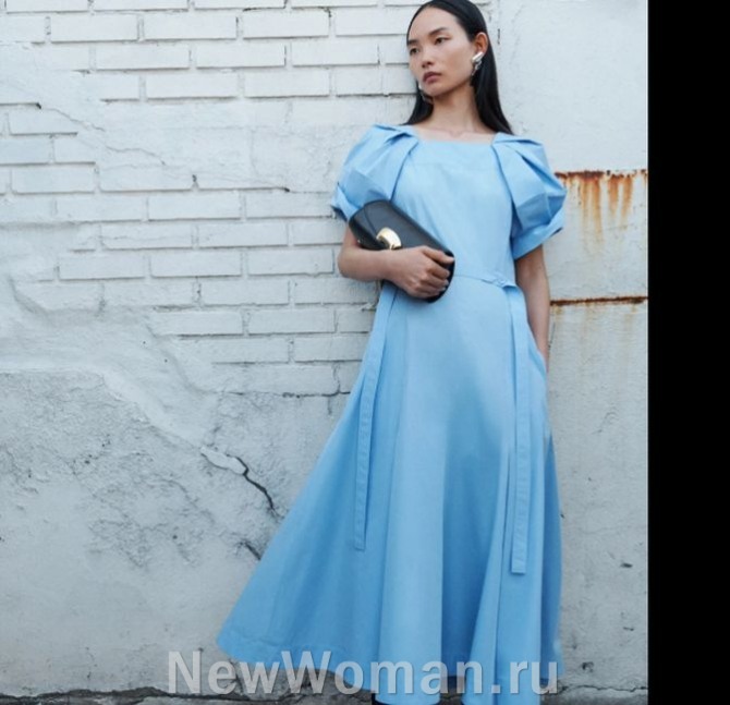 нарядное летнее голубое платье 2025 года из хлопка приталенного А силуэта, с поясом, с короткими рукавами-фонариками необычного дизайна - 3.1 Phillip Lim RESORT 2024