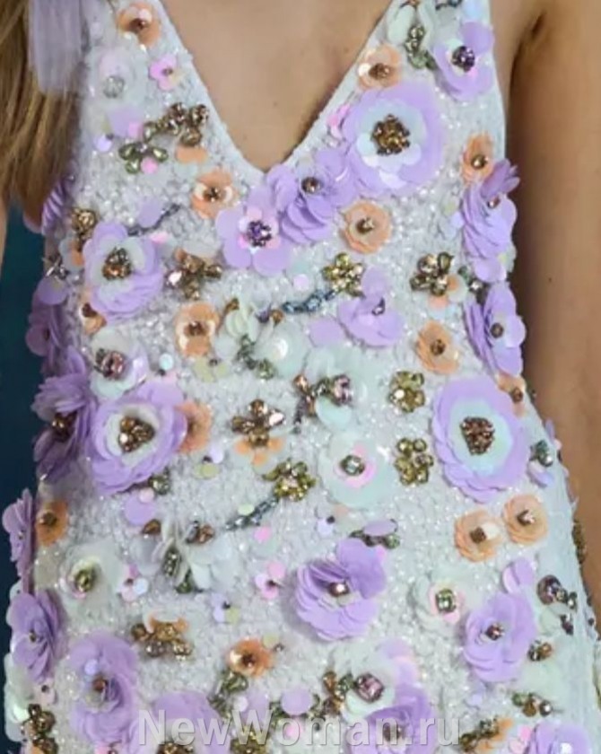 вечернее летнее платье 2024 года без рукавов с декором из сиреневых объемных соцветий в сочетании с вышивкой из бусин