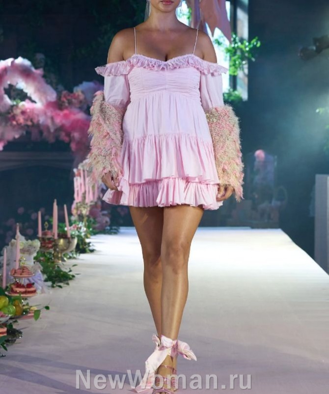 летняя мода для полных девушек 2024 - отрезное по талии розовое короткое платье на бретелях со пущенными короткими рукавами, декорированное узкими и широкими обрками