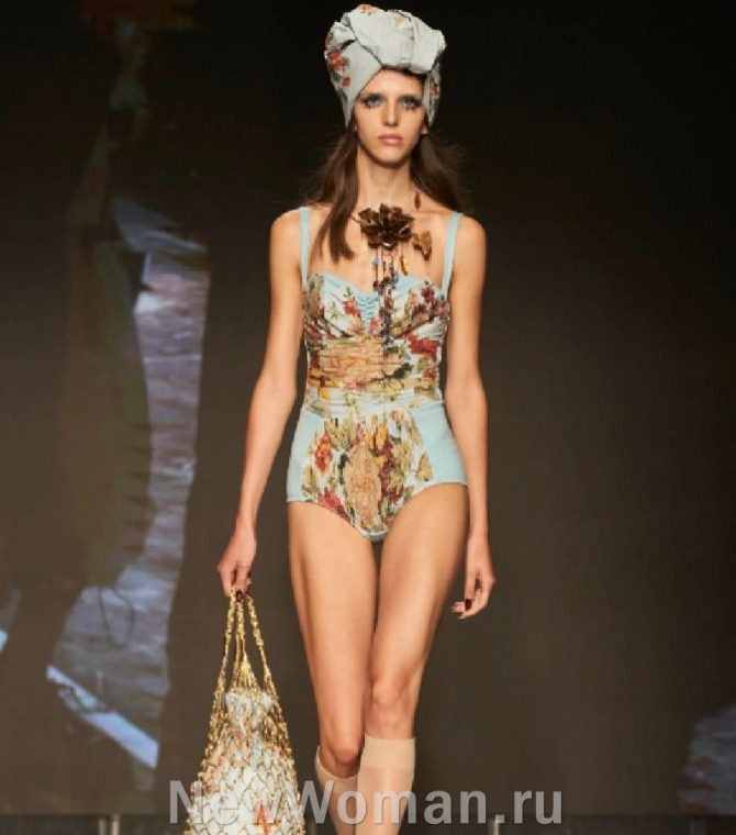 пляжная женская мода 2025 года - чалма и купальник из ткани с цветочным крупным рисунком.