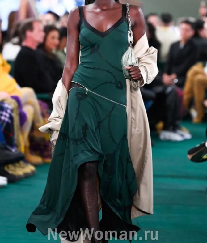 зеленое летнее платье 2024 на бретелях с вертикальной молнией, при помощи которой можно менять длину платья