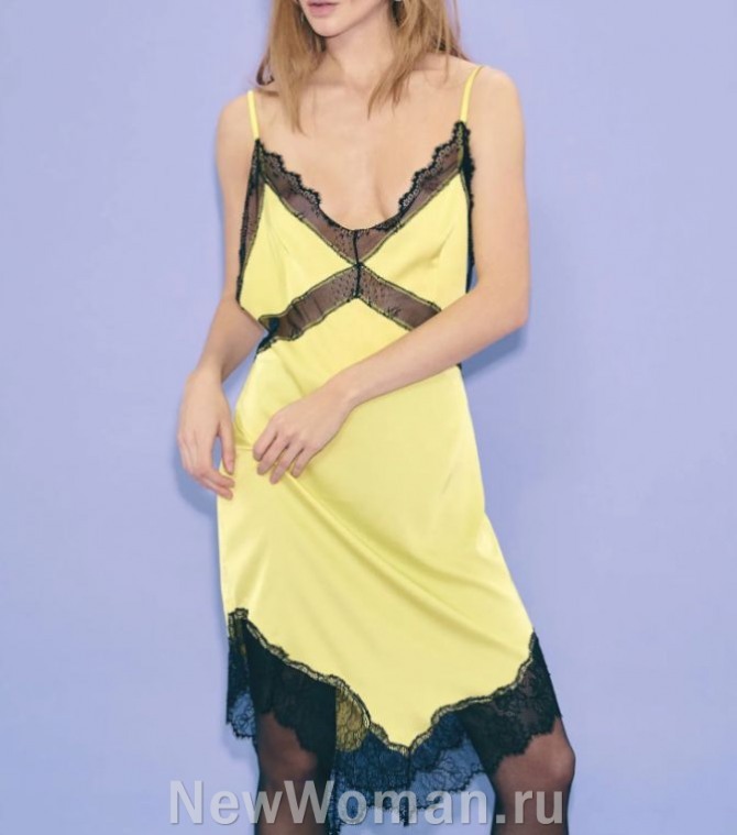 модный декор летних платьев 2024, желтое платье-слип с кружевной отделкой черного цвета