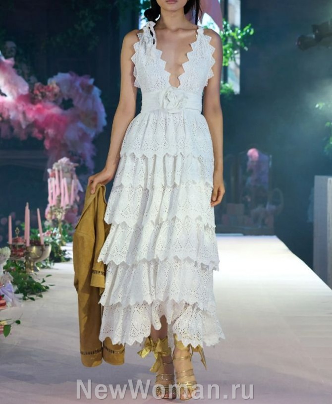 многоярусное белое летнее платье 2024 из ткани шитье с фестонами по краю ярусов юбки и лифа