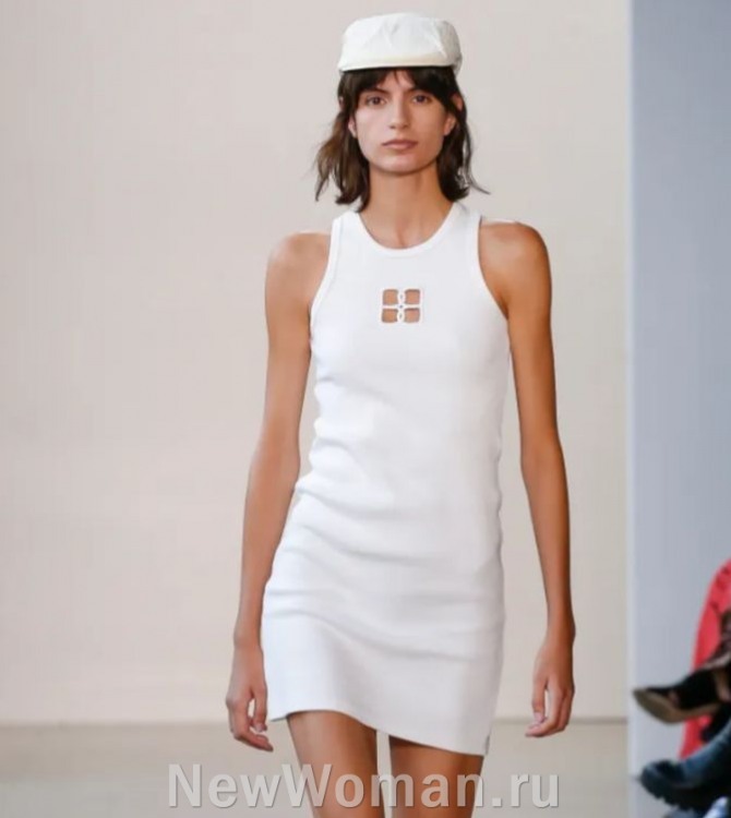 белое летнее платье-майка мини для девушки - мода 2024 года
