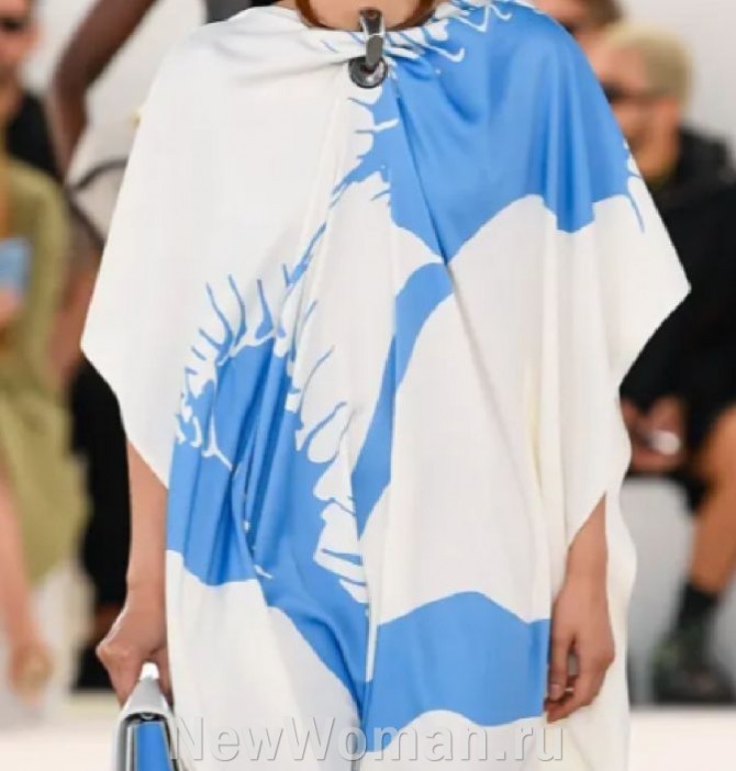 летнее платье 2024 с рукавами кимоно и крупным абстрактным голубым принтом на белом фоне