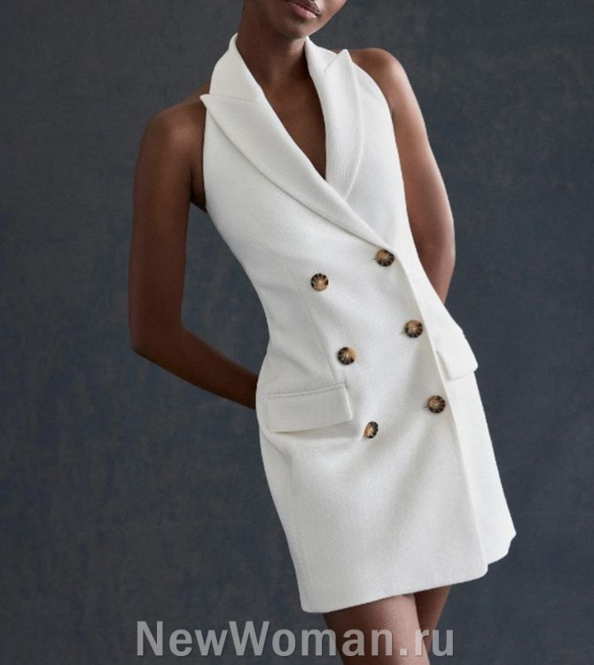 элегантное белое летнее платье-пальто без рукавов выше колена с двубортной застежкой