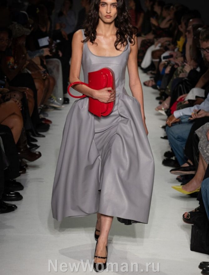 летние тренды 2024 года - серое платье миди из тонкой искусственной кожи с красной сумкой и черными туфлями