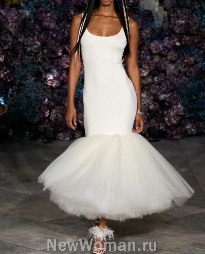 платье-русалка, модель вечернего белого летнего платья 2025 года в минималистическом стиле с облегающим фигуру силуэтом и пышным отрезным низом