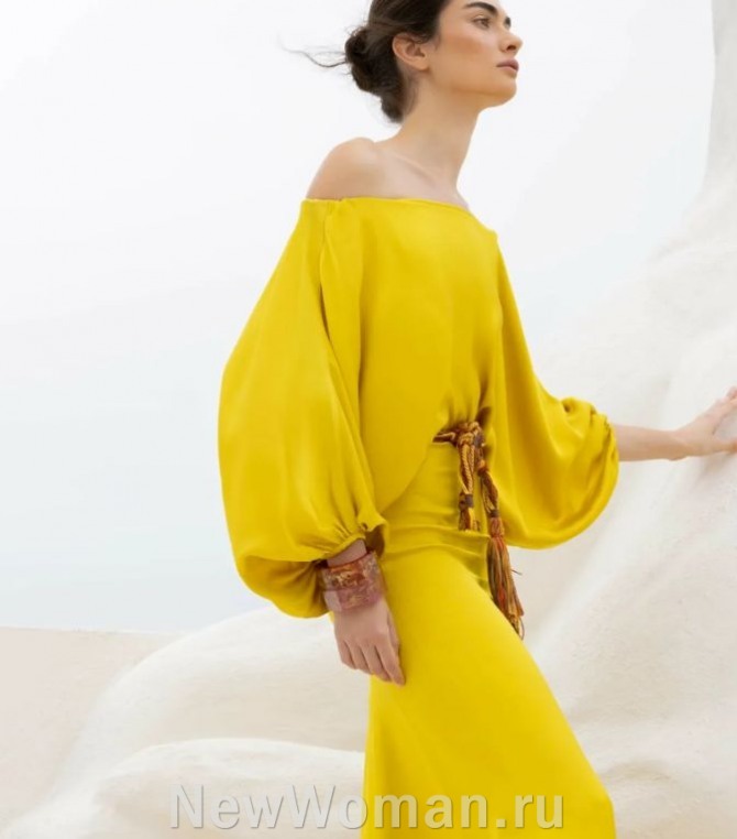 желтое вечернее платье, аксессуары в этническом стиле, спущенные плечи, широкие рукава, собранные на кулиску