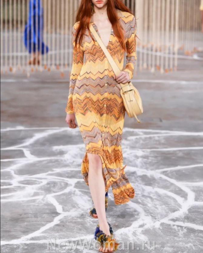 трикотажное модное приталенное платье-рубашка сезона Лето 2024 с разноцветным орнаментом из ломаных разноцветных полос