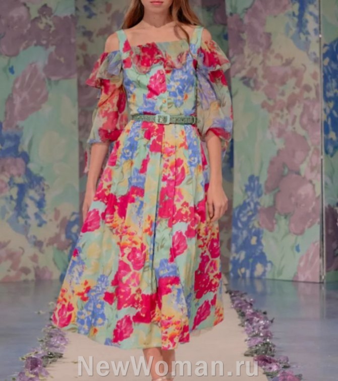 летнее платье-сарафан с поясом и ярким цветочным принтом поверх блузки из того же материала