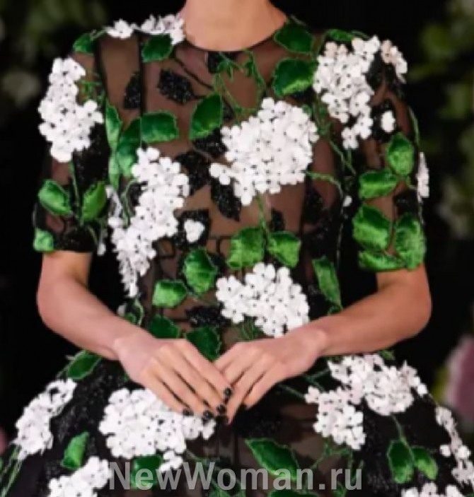 летнее платье для особого случая с короткими рукавами и принтом из белых соцветий на черно-зеленом фоне