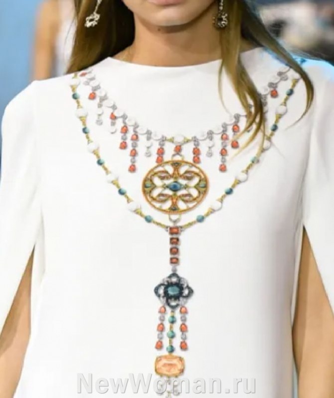 цветное украшение в этно-стиле к летнему белому платью
