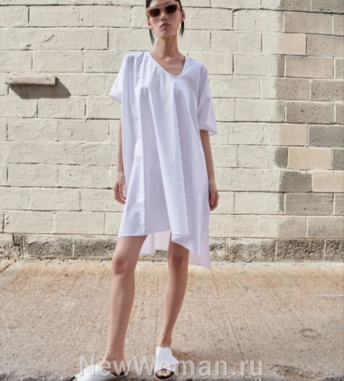асимметрично скроенное летнее платье белого цвета из тонкой вискозы