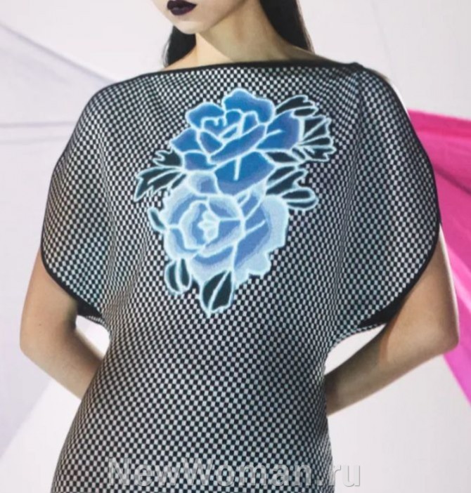 главные тренды летних платьев 2024 года - вырез лодочка, рукава в стиле кимоно с низкой проймой, большая плоская аппликация на груди