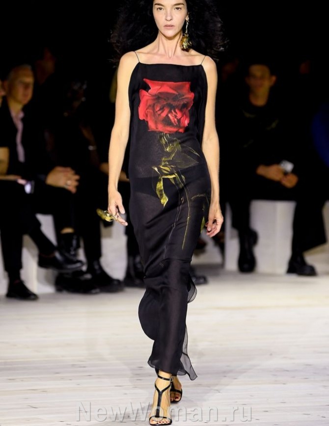 черное шифоновое длинное платье на тонких бретелях с большим красным цветком-рисунком